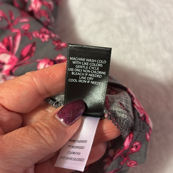 Torrid grey and pink floral hi low blouse sz 00. - Picture 15 of 15